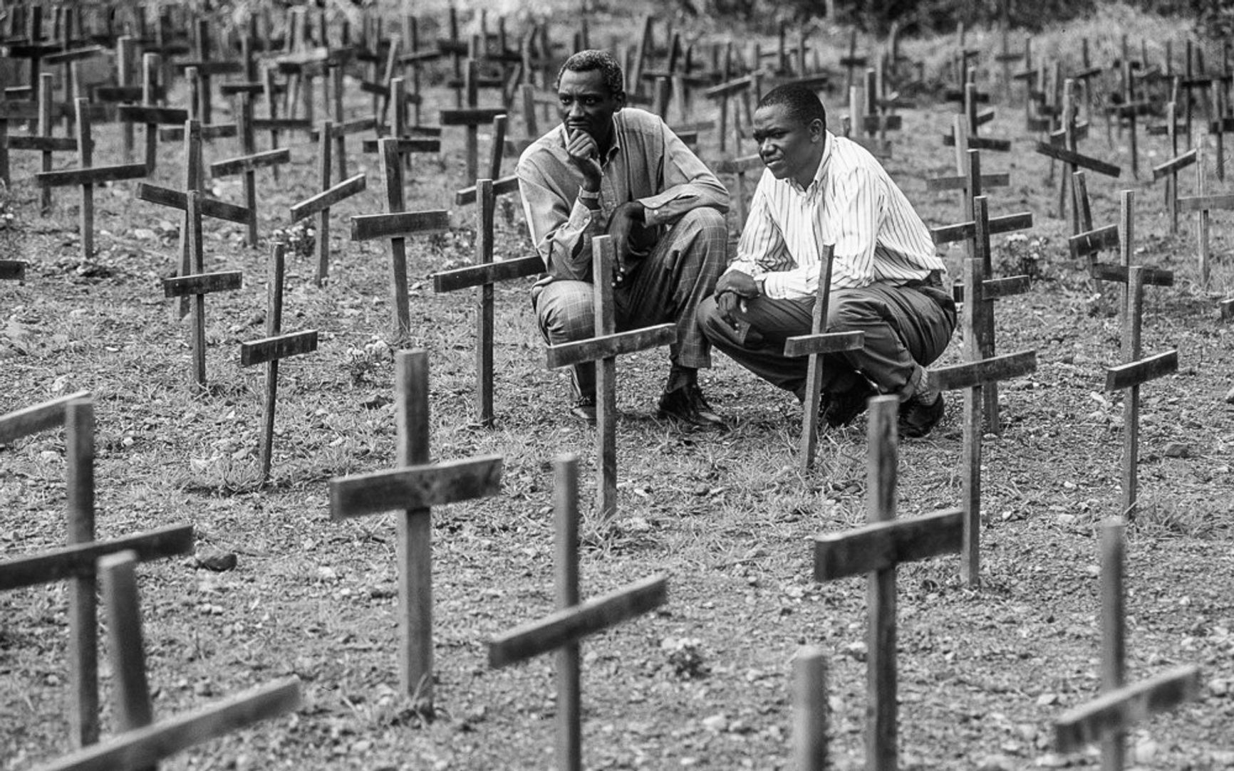 Двое тутси на месте деревни, в которой убили всех жителей